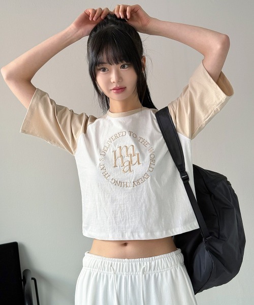 muahmuah(ムーアムーア)の「A'GEM/9 × .kom 『muah muah/ムーアムーア』CIRCLE LOGO RAGLAN HALF T-SHIRT/ステッチロゴラグラン Tシャツ(Tシャツ/カットソー・レディース・ダークグリーン/ベージュ/ブラック・FREE)」の10枚目の写真