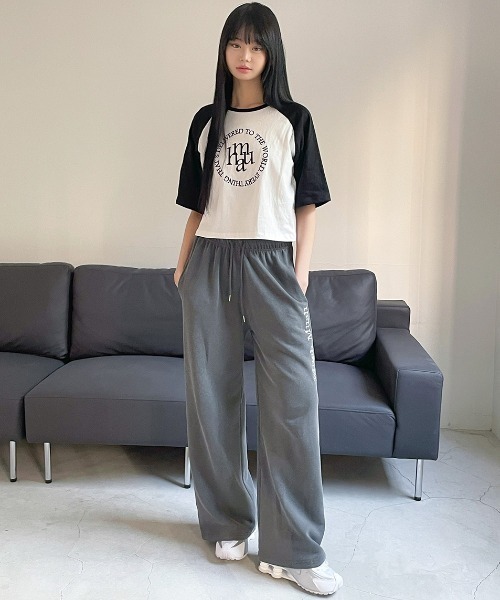 muahmuah(ムーアムーア)の「A'GEM/9 × .kom 『muah muah/ムーアムーア』CIRCLE LOGO RAGLAN HALF T-SHIRT/ステッチロゴラグラン Tシャツ(Tシャツ/カットソー・レディース・ダークグリーン/ベージュ/ブラック・FREE)」の7枚目の写真