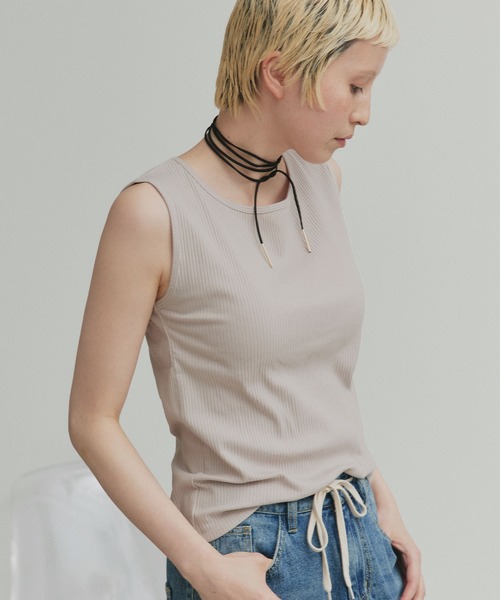 ad thie（アドティエ）の「前後2way リブタンクトップ（タンクトップ・レディース・ブラック/レッド/オフホワイト/アイボリー/チャコール/ブラウン/グレイッシュベージュ・MEDIUM/LARGE）」の6枚目の写真