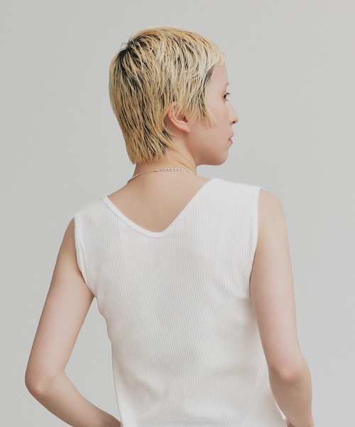 ad thie（アドティエ）の「前後2way リブタンクトップ（タンクトップ・レディース・ブラック/レッド/オフホワイト/アイボリー/チャコール/ブラウン/グレイッシュベージュ・MEDIUM/LARGE）」の12枚目の写真