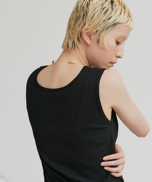 ad thie（アドティエ）の「前後2way リブタンクトップ（タンクトップ・レディース・ブラック/レッド/オフホワイト/アイボリー/チャコール/ブラウン/グレイッシュベージュ・MEDIUM/LARGE）」の17枚目の写真