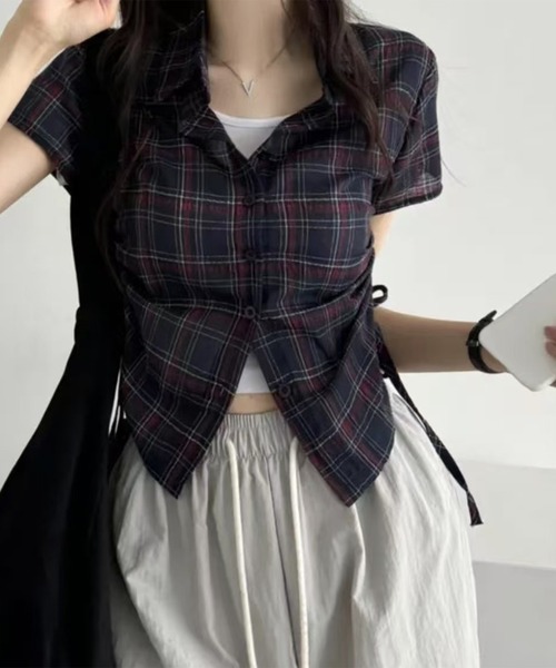 LYEON（リヨン）の「サイドシャーリングチェックショートシャツ（シャツ/ブラウス・レディース・ホワイト/ネイビー・FREE）」の3枚目の写真