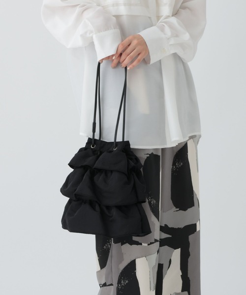 LEPSIM(レプシィム)の「アソートフリルバッグ 579049(ショルダーバッグ・レディース・シルバー/ブラック/ブラック系その他・ONE SIZE)」の2枚目の写真