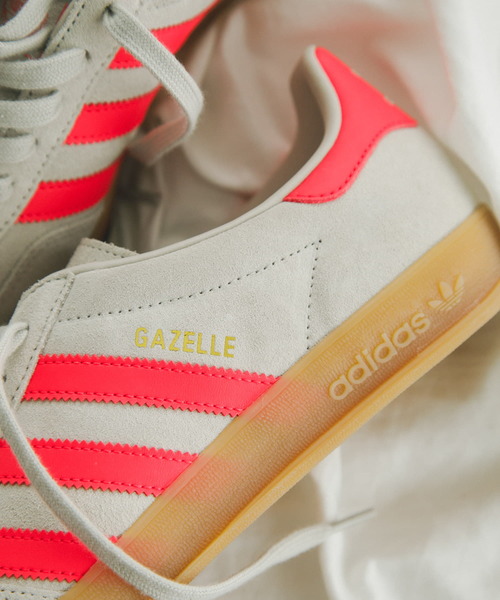 adidas（アディダス）の「『一部WEB限定サイズ』adidas　Exclusive GAZELLE INDOOR（スニーカー・レディース・ベージュ系その他・23/23.5/24/24.5/25）」の2枚目の写真