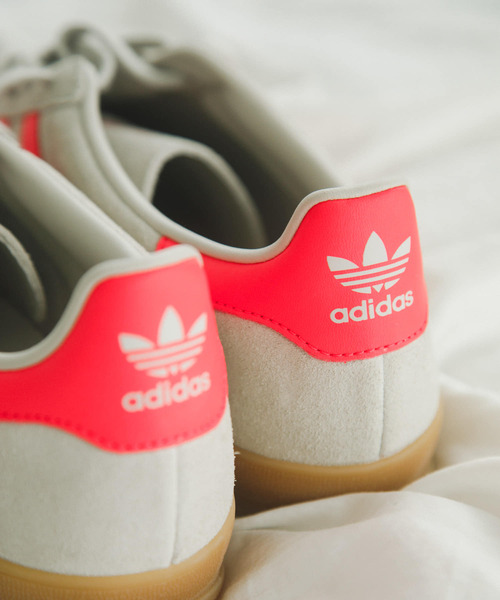 adidas（アディダス）の「『一部WEB限定サイズ』adidas　Exclusive GAZELLE INDOOR（スニーカー・レディース・ベージュ系その他・23/23.5/24/24.5/25）」の4枚目の写真