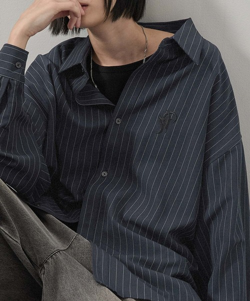 Alfred Alex（アルフレッドアレックス）の「【Alfred Alex】ストライプ ワンポイント刺繍 オーバーサイズレギュラーカラーシャツ（シャツ/ブラウス・メンズ・ネイビー/ワイン/ブラック・L/M）」の2枚目の写真