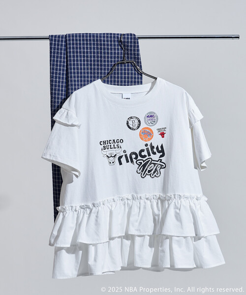 FREAK'S STORE(フリークスストア)の「NBA プリント ドッキング チュニックTシャツ/フリルドッキング/フリル切替Tシャツ(Tシャツ/カットソー・レディース・オフホワイト/ライトグレー/チャコールグレー・フリ-)」の2枚目の写真