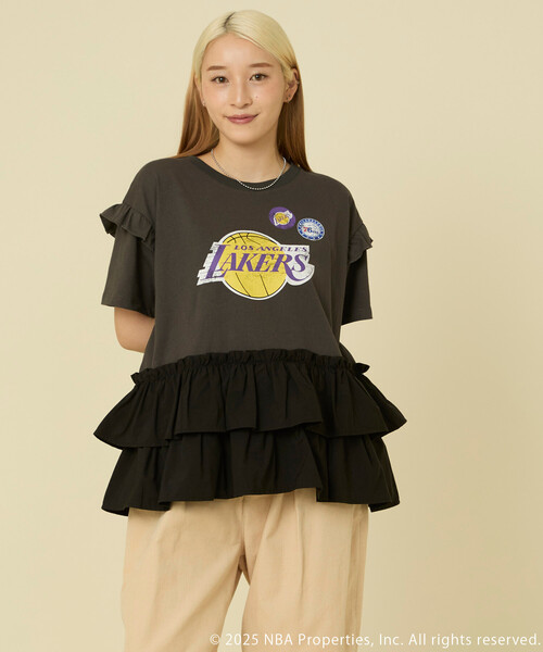 FREAK'S STORE(フリークスストア)の「NBA プリント ドッキング チュニックTシャツ/フリルドッキング/フリル切替Tシャツ(Tシャツ/カットソー・レディース・オフホワイト/ライトグレー/チャコールグレー・フリ-)」の1枚目の写真