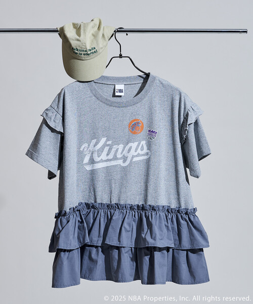 FREAK'S STORE(フリークスストア)の「NBA プリント ドッキング チュニックTシャツ/フリルドッキング/フリル切替Tシャツ(Tシャツ/カットソー・レディース・オフホワイト/ライトグレー/チャコールグレー・フリ-)」の3枚目の写真