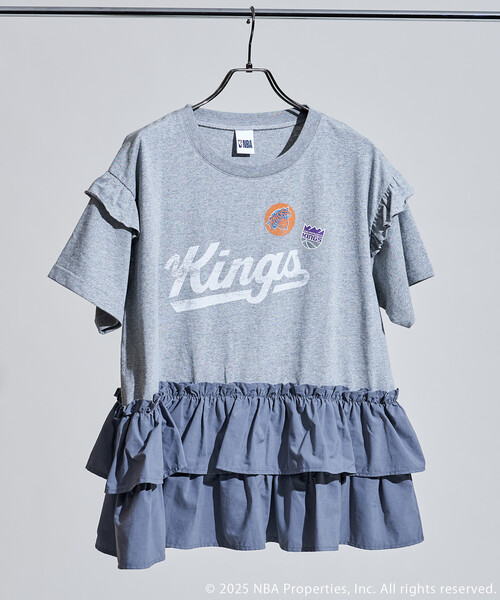 FREAK'S STORE(フリークスストア)の「NBA プリント ドッキング チュニックTシャツ/フリルドッキング/フリル切替Tシャツ(Tシャツ/カットソー・レディース・オフホワイト/ライトグレー/チャコールグレー・フリ-)」の4枚目の写真