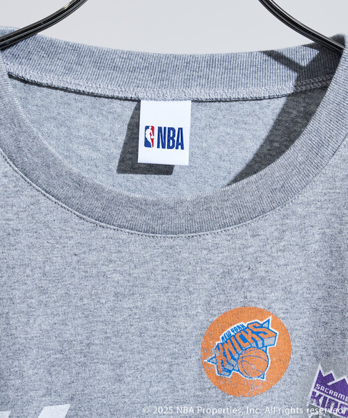 FREAK'S STORE(フリークスストア)の「NBA プリント ドッキング チュニックTシャツ/フリルドッキング/フリル切替Tシャツ(Tシャツ/カットソー・レディース・オフホワイト/ライトグレー/チャコールグレー・フリ-)」の6枚目の写真
