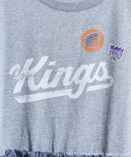 FREAK'S STORE(フリークスストア)の「NBA プリント ドッキング チュニックTシャツ/フリルドッキング/フリル切替Tシャツ(Tシャツ/カットソー・レディース・オフホワイト/ライトグレー/チャコールグレー・フリ-)」の7枚目の写真
