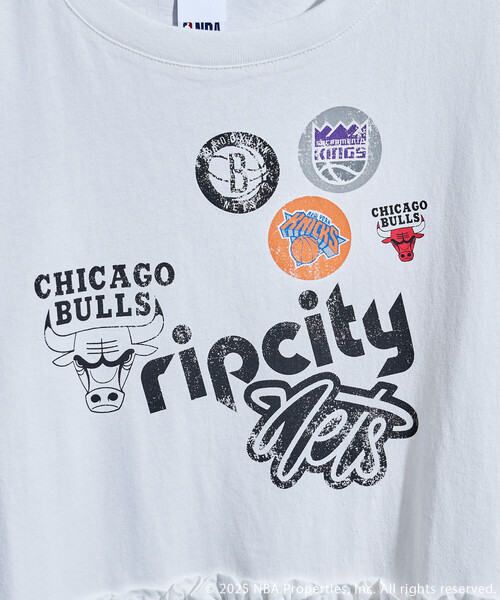 FREAK'S STORE(フリークスストア)の「NBA プリント ドッキング チュニックTシャツ/フリルドッキング/フリル切替Tシャツ(Tシャツ/カットソー・レディース・オフホワイト/ライトグレー/チャコールグレー・フリ-)」の11枚目の写真