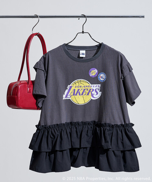 FREAK'S STORE(フリークスストア)の「NBA プリント ドッキング チュニックTシャツ/フリルドッキング/フリル切替Tシャツ(Tシャツ/カットソー・レディース・オフホワイト/ライトグレー/チャコールグレー・フリ-)」の12枚目の写真