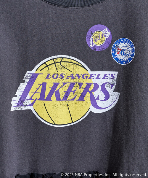 FREAK'S STORE(フリークスストア)の「NBA プリント ドッキング チュニックTシャツ/フリルドッキング/フリル切替Tシャツ(Tシャツ/カットソー・レディース・オフホワイト/ライトグレー/チャコールグレー・フリ-)」の13枚目の写真