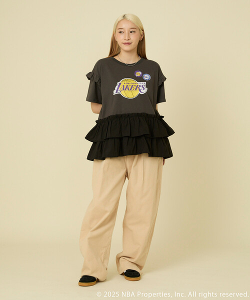 FREAK'S STORE(フリークスストア)の「NBA プリント ドッキング チュニックTシャツ/フリルドッキング/フリル切替Tシャツ(Tシャツ/カットソー・レディース・オフホワイト/ライトグレー/チャコールグレー・フリ-)」の14枚目の写真