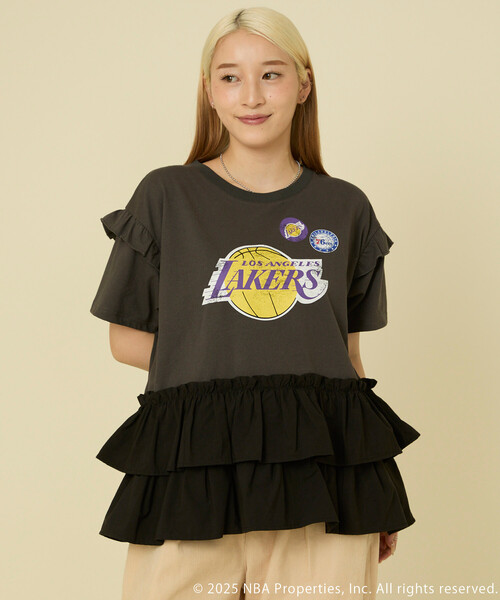 FREAK'S STORE(フリークスストア)の「NBA プリント ドッキング チュニックTシャツ/フリルドッキング/フリル切替Tシャツ(Tシャツ/カットソー・レディース・オフホワイト/ライトグレー/チャコールグレー・フリ-)」の19枚目の写真