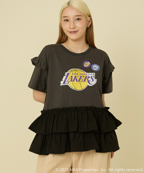 FREAK'S STORE(フリークスストア)の「NBA プリント ドッキング チュニックTシャツ/フリルドッキング/フリル切替Tシャツ(Tシャツ/カットソー・レディース・オフホワイト/ライトグレー/チャコールグレー・フリ-)」の20枚目の写真