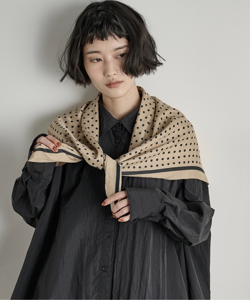 THE YOn(ザヨン)の「ドット大判スカーフ(バンダナ/スカーフ・レディース・ブラック/ベージュ/アイボリー・FREE)」の3枚目の写真