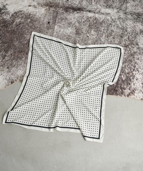 THE YOn(ザヨン)の「ドット大判スカーフ(バンダナ/スカーフ・レディース・ブラック/ベージュ/アイボリー・FREE)」の22枚目の写真