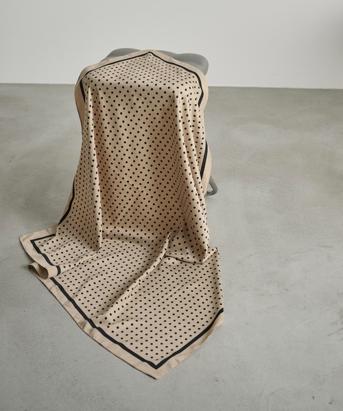 THE YOn(ザヨン)の「ドット大判スカーフ(バンダナ/スカーフ・レディース・ブラック/ベージュ/アイボリー・FREE)」の12枚目の写真