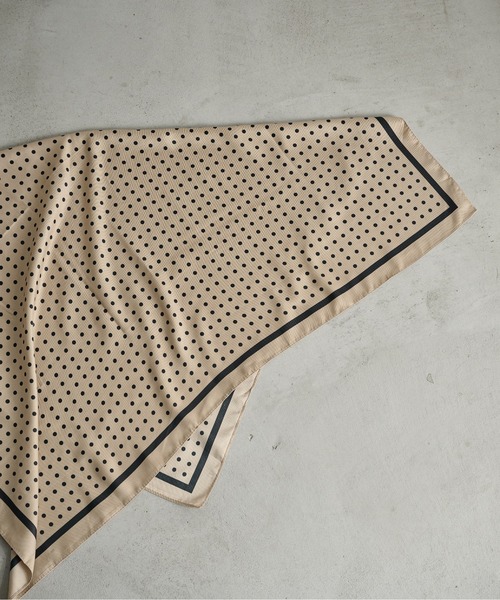 THE YOn(ザヨン)の「ドット大判スカーフ(バンダナ/スカーフ・レディース・ブラック/ベージュ/アイボリー・FREE)」の13枚目の写真