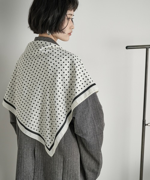 THE YOn(ザヨン)の「ドット大判スカーフ(バンダナ/スカーフ・レディース・ブラック/ベージュ/アイボリー・FREE)」の17枚目の写真