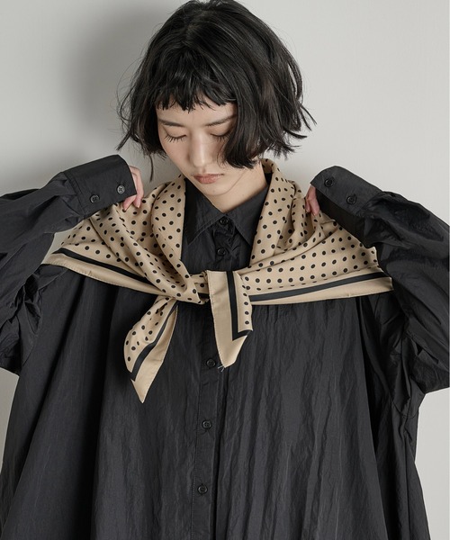 THE YOn(ザヨン)の「ドット大判スカーフ(バンダナ/スカーフ・レディース・ブラック/ベージュ/アイボリー・FREE)」の4枚目の写真