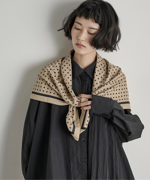 THE YOn(ザヨン)の「ドット大判スカーフ(バンダナ/スカーフ・レディース・ブラック/ベージュ/アイボリー・FREE)」の5枚目の写真