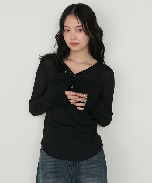 ヘンネ　ブラック ロゴプリント シアートップス ヘンネブラック ロゴプリント シアートップス