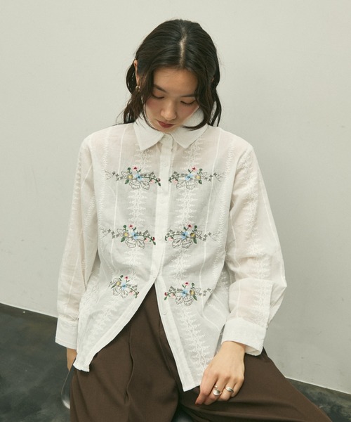 Lutim by u(ルチバイユー)の「Floral line embroidery shirt / フローラルラインエンブロイダリーシャツ(シャツ/ブラウス・レディース・ホワイト/ブラック・FREE)」の4枚目の写真