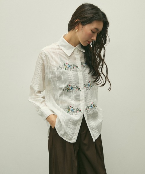 Lutim by u(ルチバイユー)の「Floral line embroidery shirt / フローラルラインエンブロイダリーシャツ(シャツ/ブラウス・レディース・ホワイト/ブラック・FREE)」の3枚目の写真