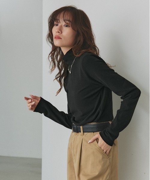 ad thie（アドティエ）の「CICA配合 ハイネック リブトップス（Tシャツ/カットソー・レディース・ブラック/オフホワイト・MEDIUM/LARGE）」の21枚目の写真