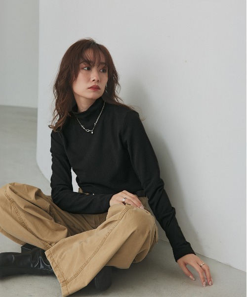 ad thie（アドティエ）の「CICA配合 ハイネック リブトップス（Tシャツ/カットソー・レディース・ブラック/オフホワイト・MEDIUM/LARGE）」の3枚目の写真
