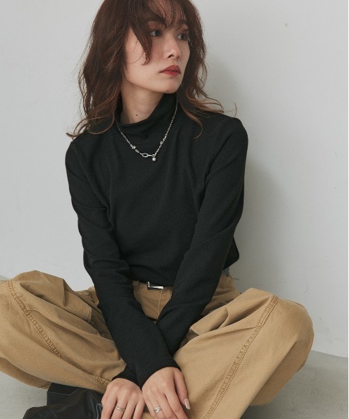 ad thie（アドティエ）の「CICA配合 ハイネック リブトップス（Tシャツ/カットソー・レディース・ブラック/オフホワイト・MEDIUM/LARGE）」の5枚目の写真