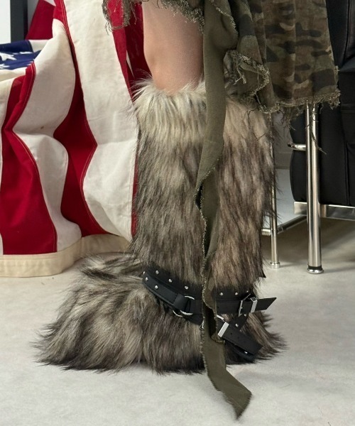 Never mind the XU（ネバーマインドザエックスユー）の「【Never mind the XU】belt fur boots / 【ネバーマインド ザ エックスユー】ベルトファーブーツ <着用動画あり>（ブーツ・メンズ・ブラック/ブラウン・44/38/40/42）」の4枚目の写真