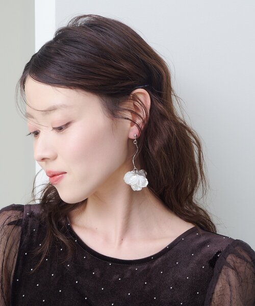 Kastane（カスタネ）の「【オケージョン対応/fiw.】フラワーイヤリング（イヤリング・レディース・シルバー・FREE）」の3枚目の写真