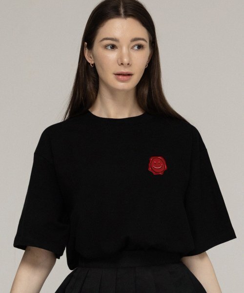 GRAVER（グレーバー）の「[ユニセックス]シーリングドローイングスマイル半袖Tシャツ_ブラック（Tシャツ/カットソー・レディース・ブラック・X-LARGE/SMALL/MEDIUM/LARGE）」の2枚目の写真