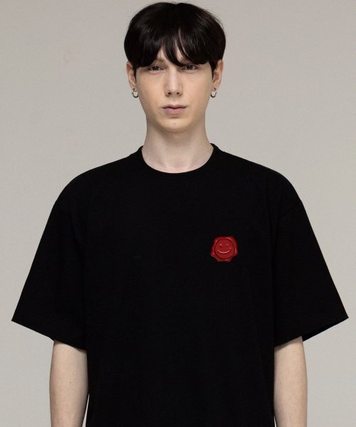 GRAVER（グレーバー）の「[ユニセックス]シーリングドローイングスマイル半袖Tシャツ_ブラック（Tシャツ/カットソー・レディース・ブラック・X-LARGE/SMALL/MEDIUM/LARGE）」の3枚目の写真