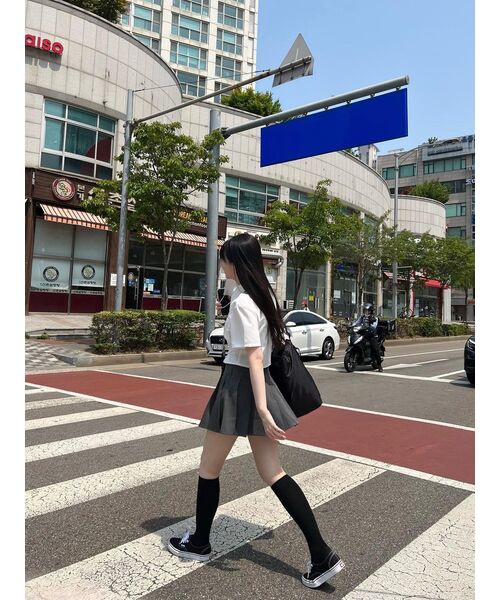 KOLEAT（コレット）の「ウィメンズ クロップスリム半袖シャツ [ホワイト] クロップT半袖Tシャツ（シャツ/ブラウス・レディース・ホワイト・FREE）」の6枚目の写真