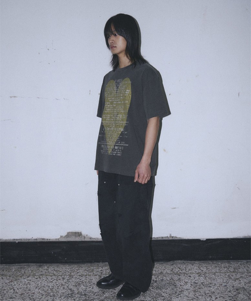 UNTITLED SEOUL（アンタイトル ソウル）の「アンタイトル ハートロゴ ピグメントウォッシュ 半袖 ウォッシュドブラック（Tシャツ/カットソー・メンズ・その他・MEDIUM/LARGE）」の2枚目の写真