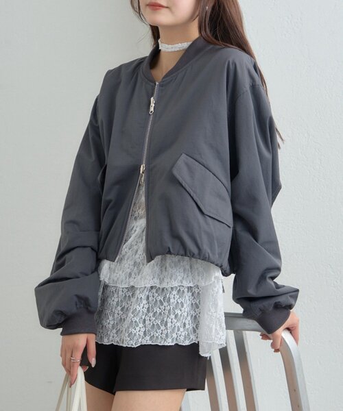 mystic(ミスティック)の「サテンショートブルゾン(ブルゾン・レディース・アイボリー/ブラック/ブルー・FREE)」の1枚目の写真