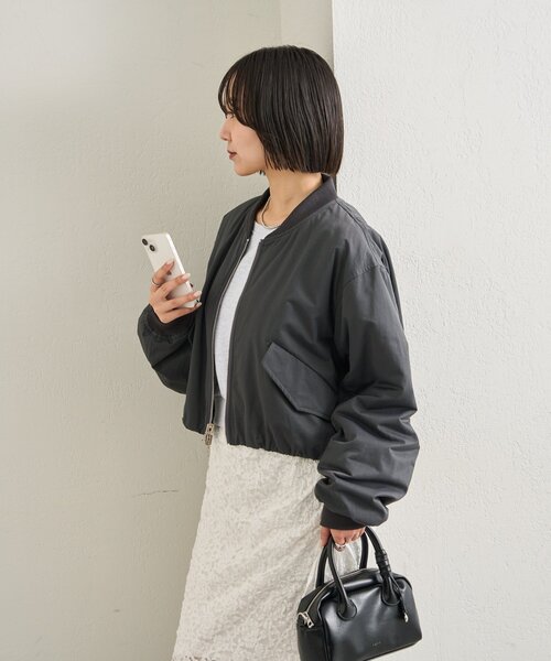 mystic(ミスティック)の「サテンショートブルゾン(ブルゾン・レディース・アイボリー/ブラック/ブルー・FREE)」の5枚目の写真