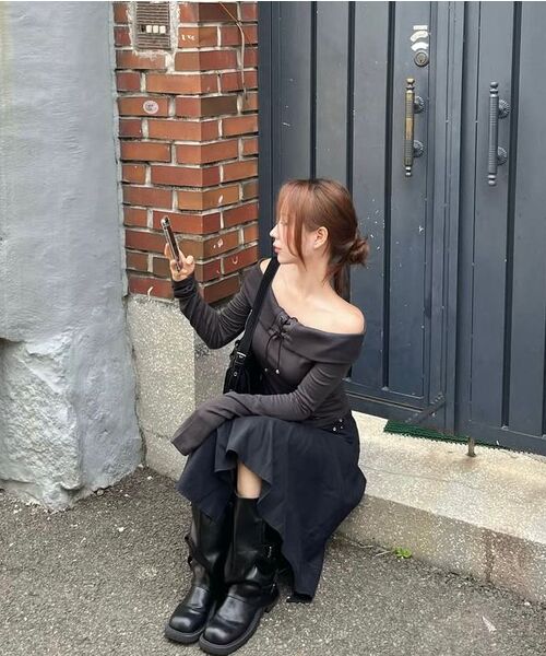 SYNERJYN(シナジン)の「EYELET UNBALANCED MIDI SKIRT BLACK(スカート・レディース・その他・MEDIUM/SMALL)」の2枚目の写真