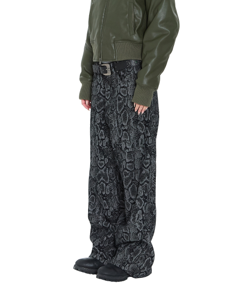 Python Patterned Denim Pants (Black)（デニムパンツ）｜AAKAM
