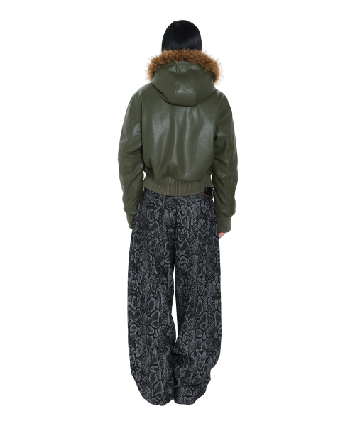AAKAM(アーカム)の「Python Patterned Denim Pants (Black)(デニムパンツ・レディース・その他・1/2)」の7枚目の写真