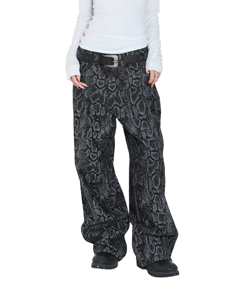 AAKAM(アーカム)の「Python Patterned Denim Pants (Black)(デニムパンツ・レディース・その他・1/2)」の9枚目の写真