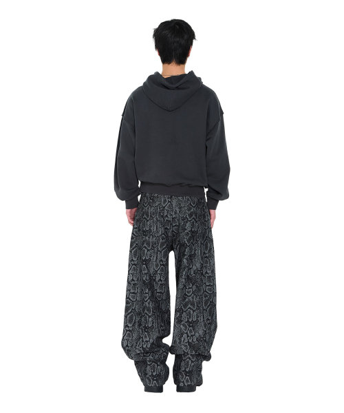 AAKAM(アーカム)の「Python Patterned Denim Pants (Black)(デニムパンツ・レディース・その他・1/2)」の13枚目の写真