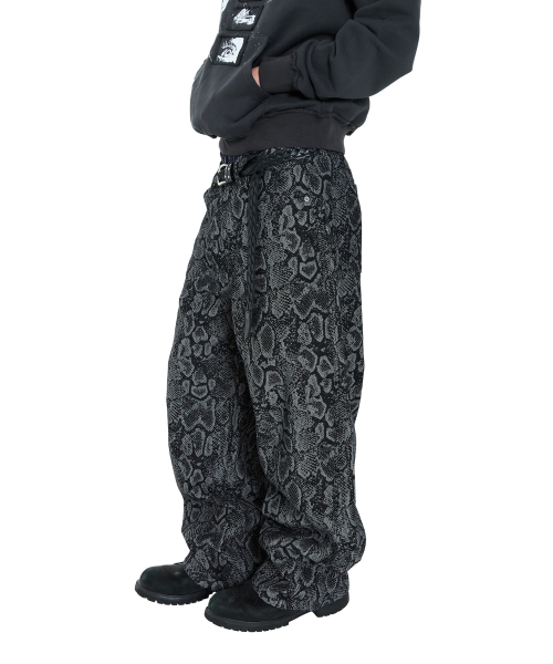 AAKAM(アーカム)の「Python Patterned Denim Pants (Black)(デニムパンツ・レディース・その他・1/2)」の15枚目の写真