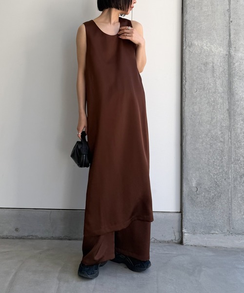 select MOCA by son（セレクトモカバイソン）の「ラウンドネックサテンロングワンピース【セットアップ対応】【by SON】（ワンピース・レディース・ブラウン/アイボリー/ブラック・MEDIUM/LARGE）」の3枚目の写真